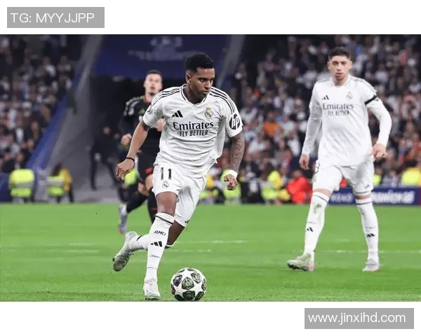 足球球星意外摔跤现场瞬间引发热议，球迷纷纷讨论其尴尬表现